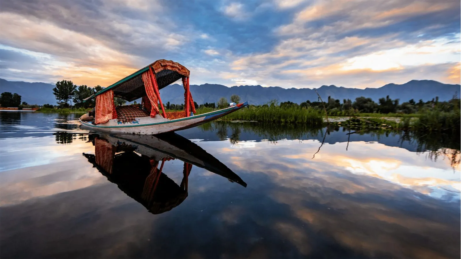 Read more about the article Delhi to Kashmir Tour Package – Round Trip with Getaway Experiences